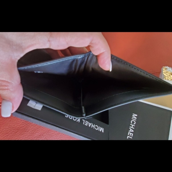 New michael kors wallet Authentic bifold with box - Picture 6 of 10